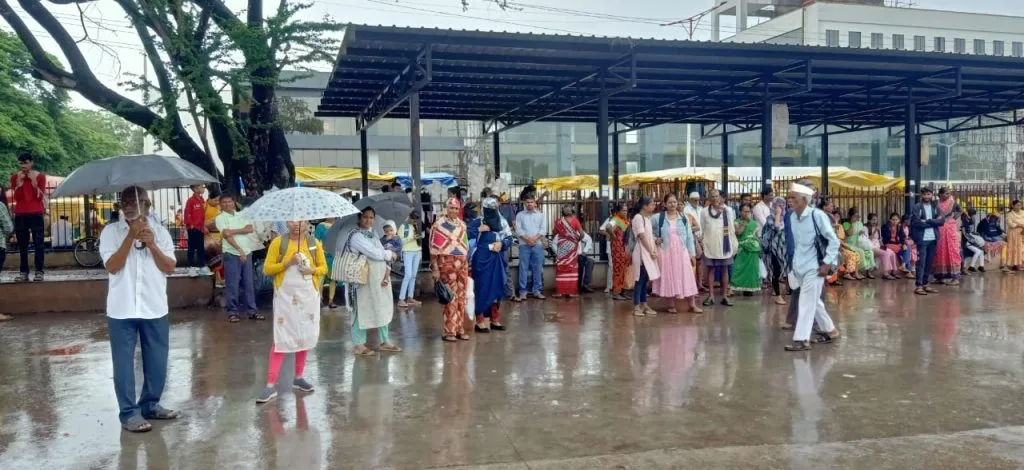 भरपावसात बसची प्रतीक्षा Waiting for the bus in the rain