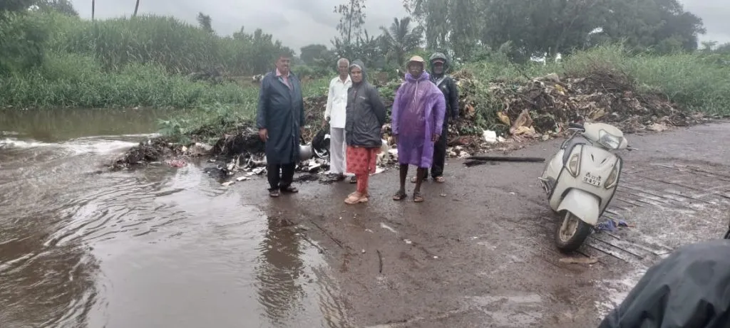 पावसाचे कारण पुढे करत लेंडी नाल्याची सफाई टाळली Lendi avoided cleaning the drain citing rain as the reason