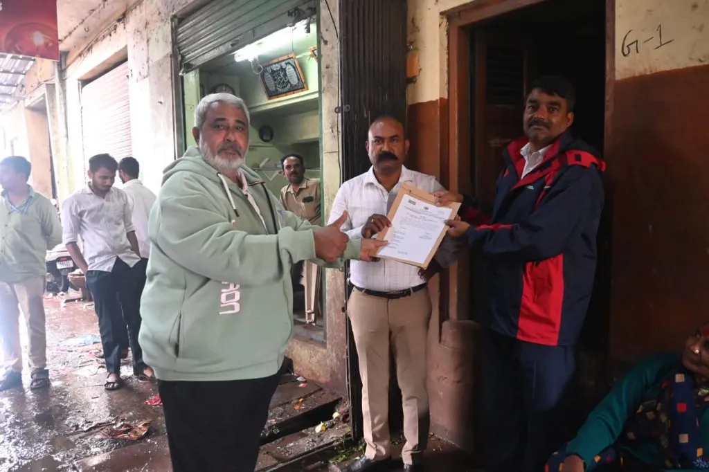 महात्मा फुले भाजी मार्केटमध्ये महापालिकेची धडक मोहीम Dhak campaign of Municipal Corporation in Mahatma Phule Vegetable Market