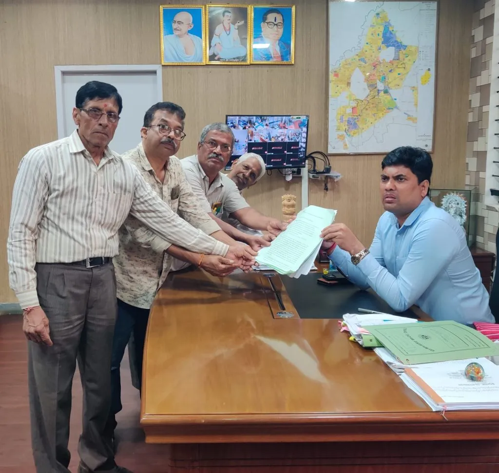 धमकी देणाऱ्यांपासून आम्हाला संरक्षण द्या Protect us from threats