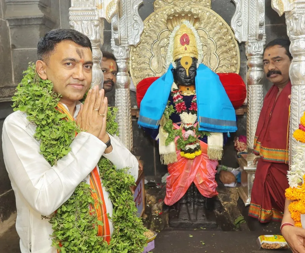मुख्यमंत्र्यांनी घेतले पंढपुरात श्री विठ्ठलाचे दर्शन The Chief Minister visited Shri Vitthal in Pandpur