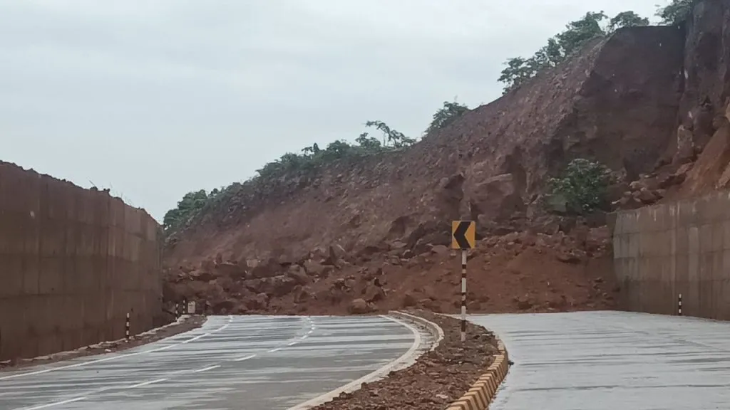 मालपे-नईबाग राष्ट्रीय महामार्ग क्रमांक 66 वर पुन्हा दरड कोसळली Malpe-Naibaug National Highway No. 66 has again collapsed