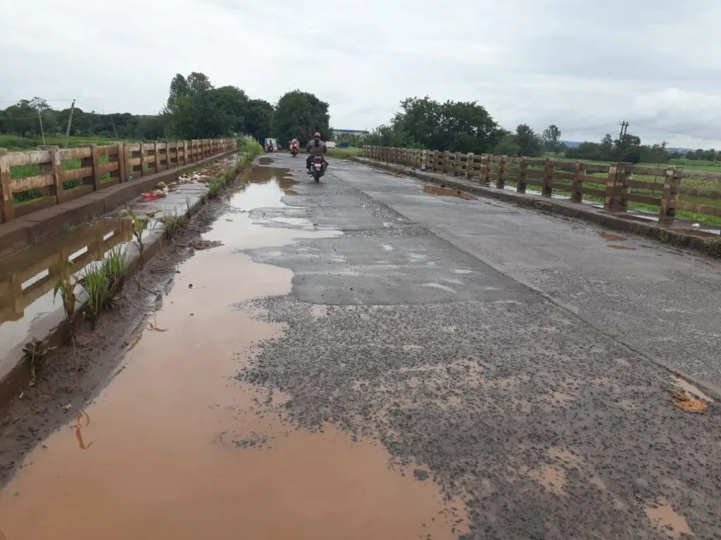 मार्कंडेय पुलाच्या देखभालीकडे दुर्लक्ष Neglect of Markandeya bridge maintenance