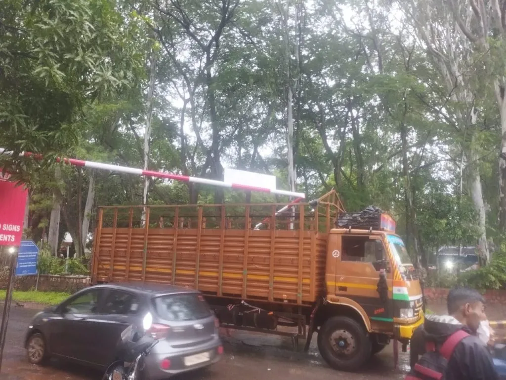 A truck hit the arch at Military Mahadev