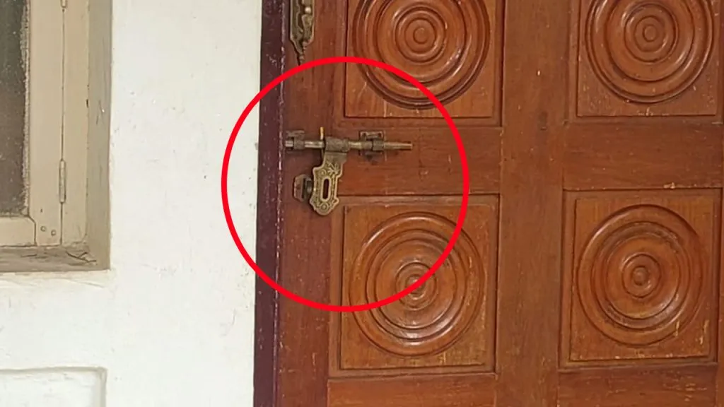 निवृत्त पोलीस अधिकाऱ्याच्या घरात चोरी Burglary in the house of a retired police officer