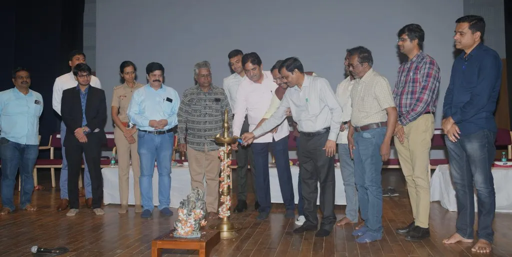 पत्रकारांनी सामाजिक बांधिलकी जपावी Journalists should maintain social commitment