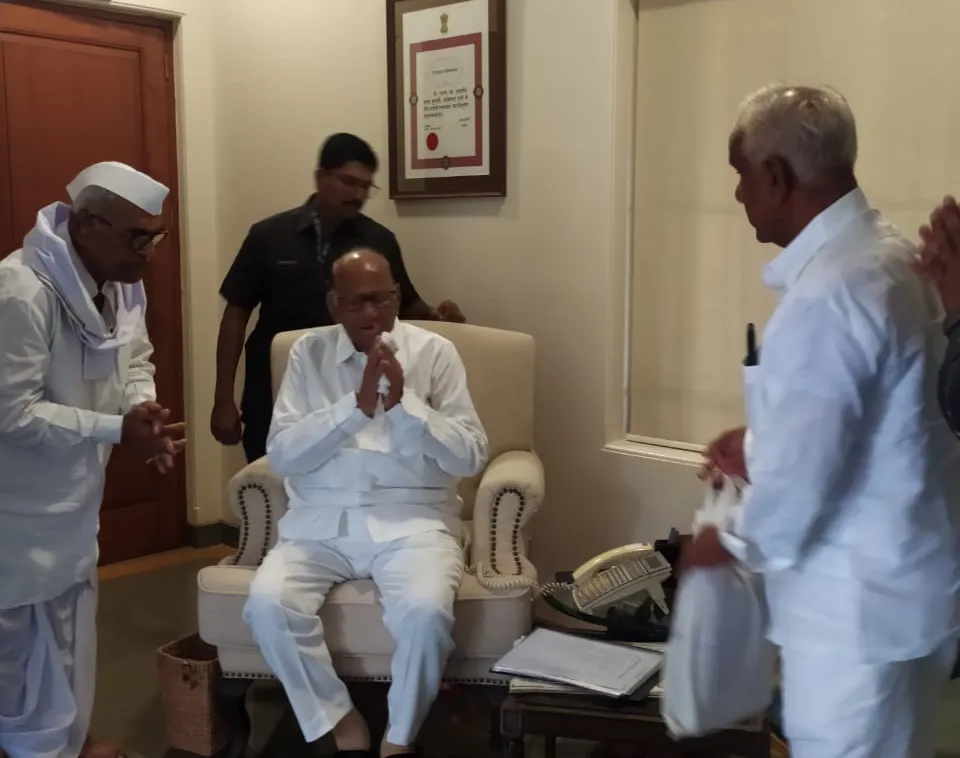 म. ए. समिती कार्यकर्त्यांकडून शरद पवार यांची सदिच्छा भेट m. A. Goodwill visit to Sharad Pawar from committee workers