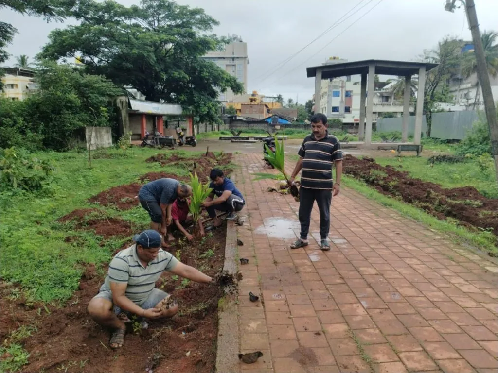 कामत गल्ली स्मशानभूमीत युवकांकडून स्वच्छता अभियान Cleanliness campaign by youth in Kamat Galli cemetery