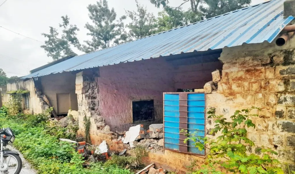 कंग्राळी बुद्रुक येथे पावसामुळे वर्गखोल्या कोसळल्या Classrooms collapsed due to rain in Kangrali Budruk