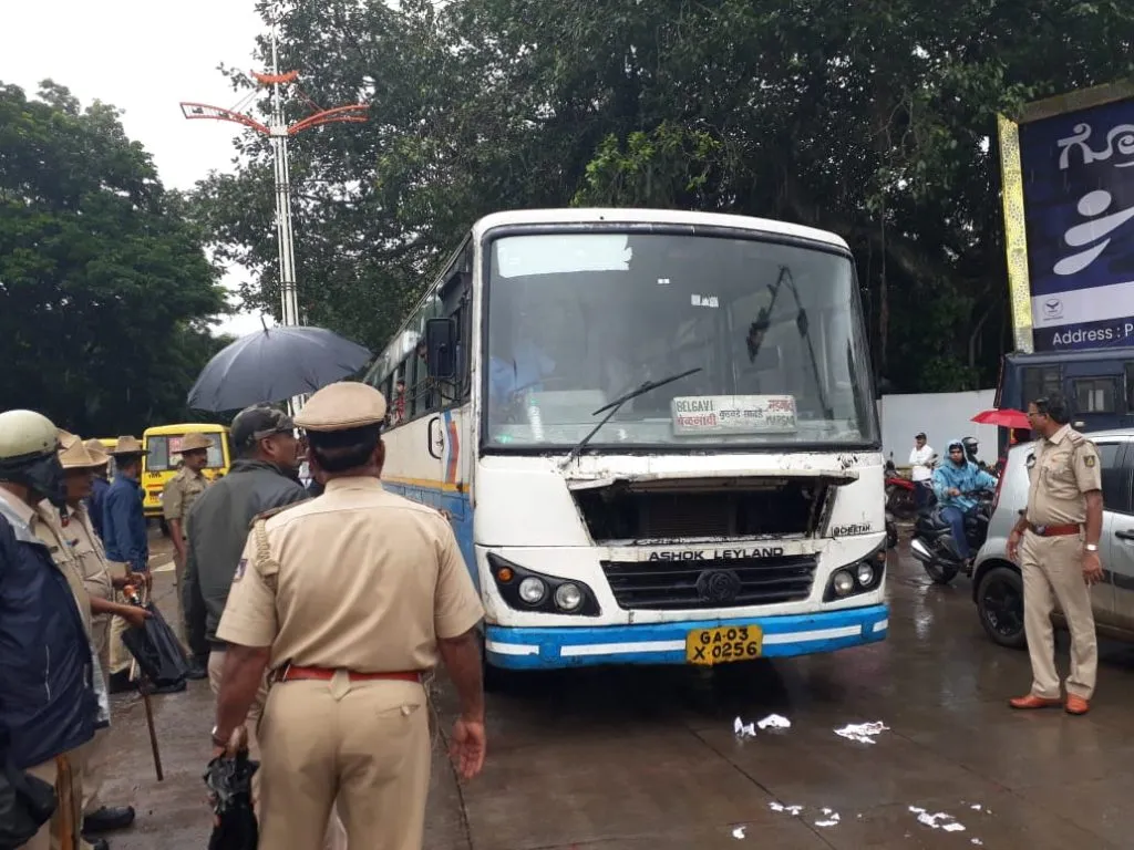 आंदोलक मूठभर, पोलीस ढीगभर Handful of protestors, heaps of police