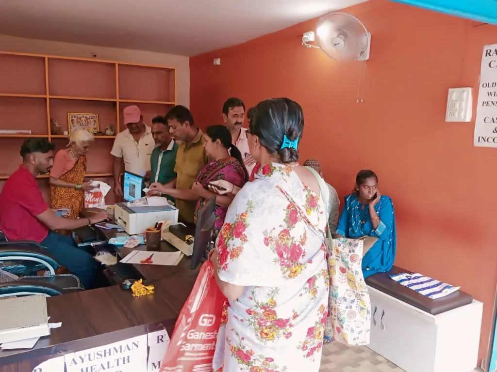 आधारकार्ड-रेशनकार्ड अपडेटसाठी गर्दी Rush for Aadhaar-Ration Card Update