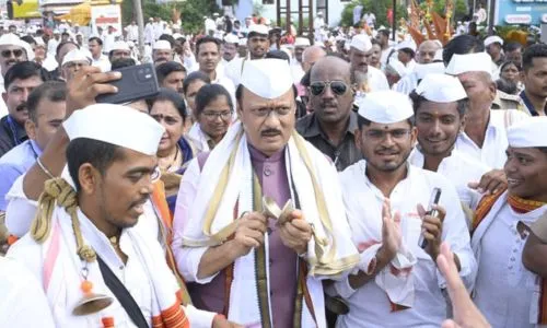 संत तुकोबांच्या पालखी सोबत चालले अजितदादा; बारामतीपासून काटेवाडीपर्यंत वारकऱ्यांसोबत दिंडीत