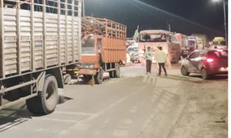 कुंभारीत कुख्यात गुंडाच्या टोळीची दहशत, बंदुकीचा धाक ! गावकऱ्यांनी रोखला विजापूर- गुहागर मार्ग Kumbhari blocked the Bijapur-Guhagar road