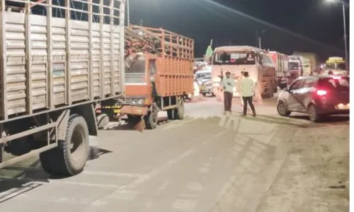 कुंभारीत कुख्यात गुंडाच्या टोळीची दहशत, बंदुकीचा धाक ! गावकऱ्यांनी रोखला विजापूर- गुहागर मार्ग Kumbhari blocked the Bijapur-Guhagar road