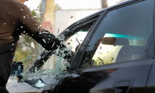 कारची काच फोडून चोरट्याने लांबवली साडेतीन लाखांची रोकड: शहरातील खानविलकर पेट्रोल पंपानजीकची घटना Khanwilkar petrol pump