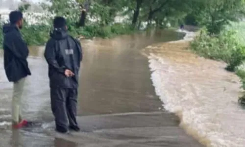 म्हारूळमधील हरवळीवर पाणी ! कुंभी कारखान्यावरून कोल्हापूरला होणारी वाहतूक बंद Harwal in Mharul! Kumbi factory Kolhapur