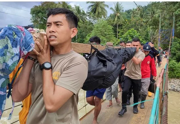 इंडोनेशियाच्या सुलावेसी बेटावर भूस्खलन, 23 ठार Landslide on Indonesian island of Sulawesi, 23 dead
