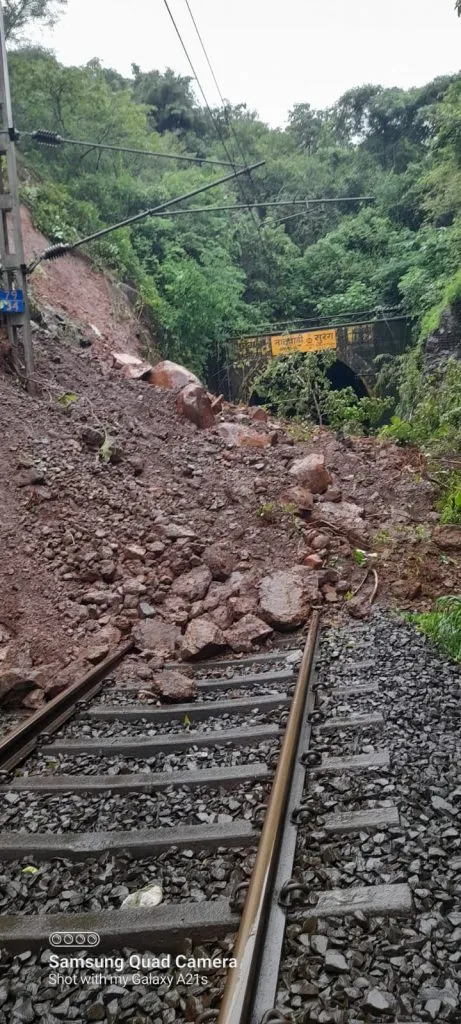 दिवाणखवटी बोगद्यानजीक रेल्वे रुळावर भराव !