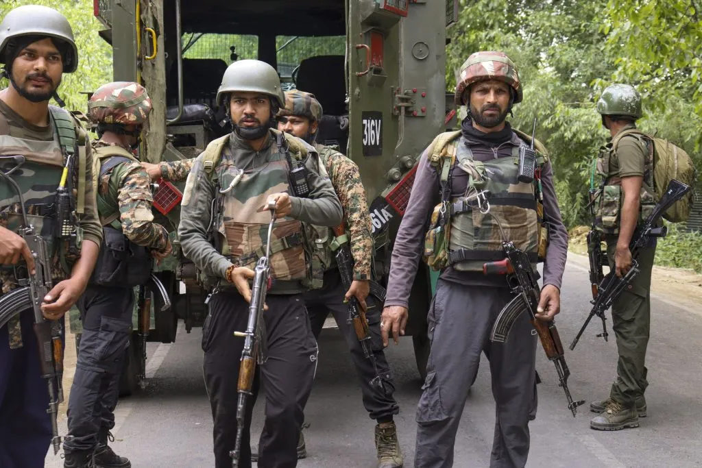 कुलगाम चकमकीत लष्करी जवान हुतात्मा Army personnel martyred in Kulgam encounter