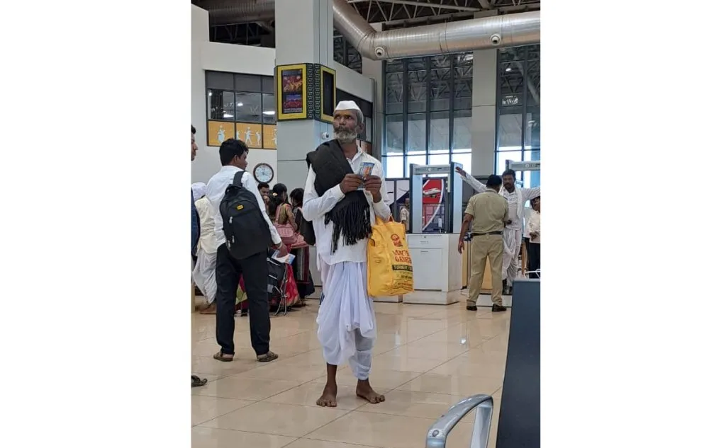 मला बी विमानात बसू द्या की रं… Let me get on the B plane or...