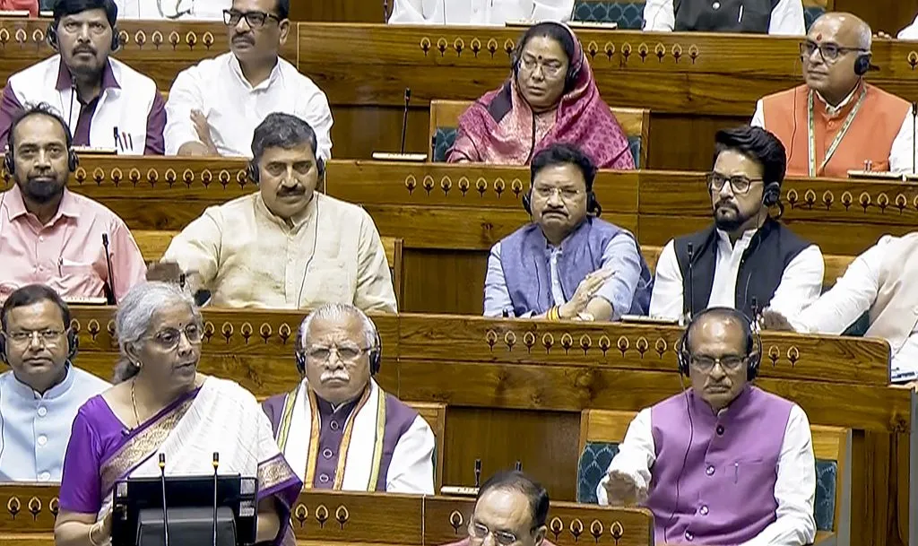 निर्मला सीतारामन यांच्याकडून बजेट सादर, महत्वाचे मुद्दे Budget presentation by Nirmala Sitharaman, important announcements