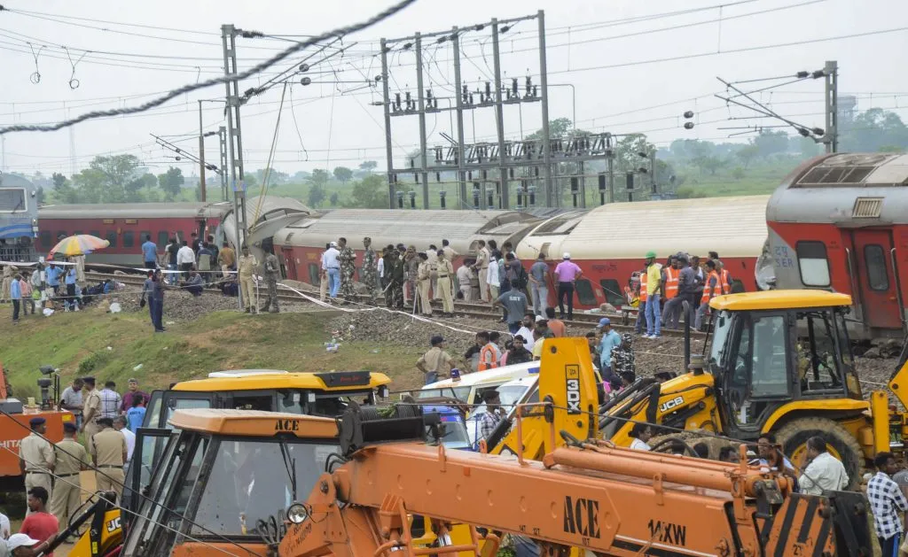 2 dead, 20 injured as 18 coaches of Howrah-Mumbai mail derail in Jharkhand