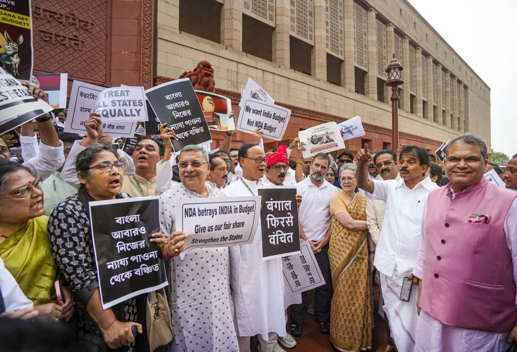 अर्थसंकल्प चर्चेवर विरोधकांचा बहिष्कार Opposition boycotts budget talks