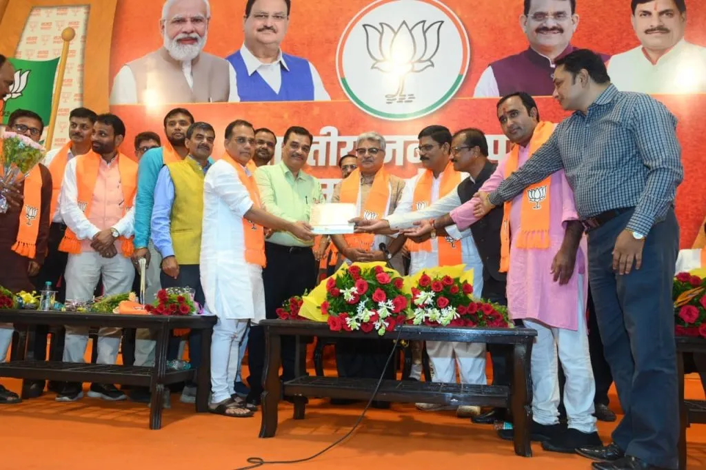 उच्च न्यायालयाचे माजी न्यायाधीश भाजपमध्ये सामील Former High Court Judge joins BJP