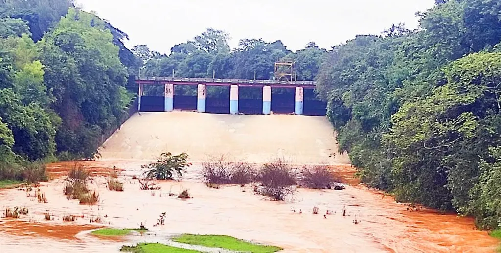 राकसकोपचे तिन्ही दरवाजे दहा इंचांनी खुले All three doors of the telescope were opened ten inches