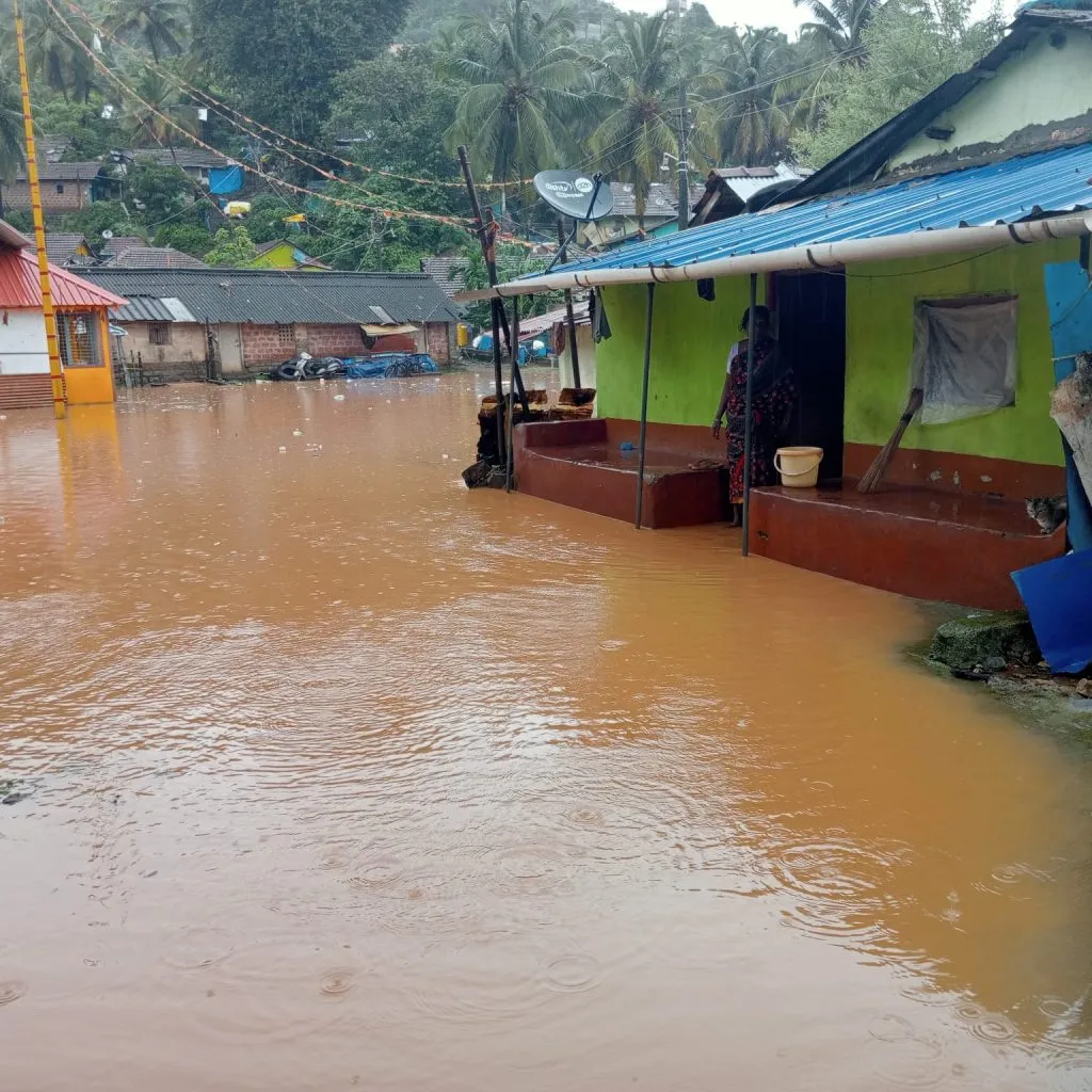कारवार जिल्ह्यात पावसाचा मारा सुरूच Rain continues in Karwar district