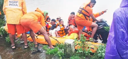 संततधारमुळे किनारपट्टीवरील सखल भागात पाणीच पाणी Low-lying areas along the coast are waterlogged due to constant currents