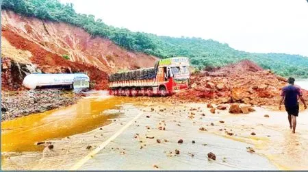 दरड कोसळून 10-15 जण ढिगाऱ्याखाली 10-15 people under the rubble due to the collapse of the crevasse
