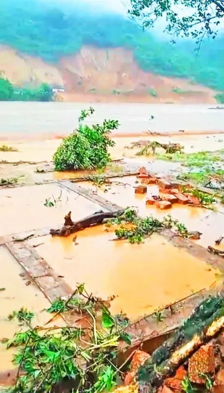 दरड कोसळल्यानंतर उळूवरेतील तीन घरे गंगावळी नदीत Three houses in Uluvora in Gangavli river after the landslide