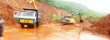 मातीचे ढिगारे हटविण्याचे काम सुरूच The work of removing soil debris continues