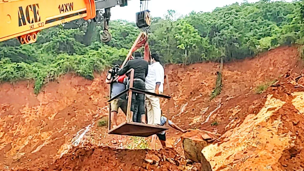 Interruption in clearing the crack, a total of seven dead bodies were recovered