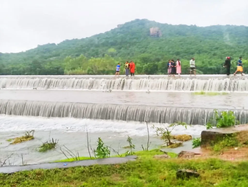 Crowd of tourists at Nandgad Dam