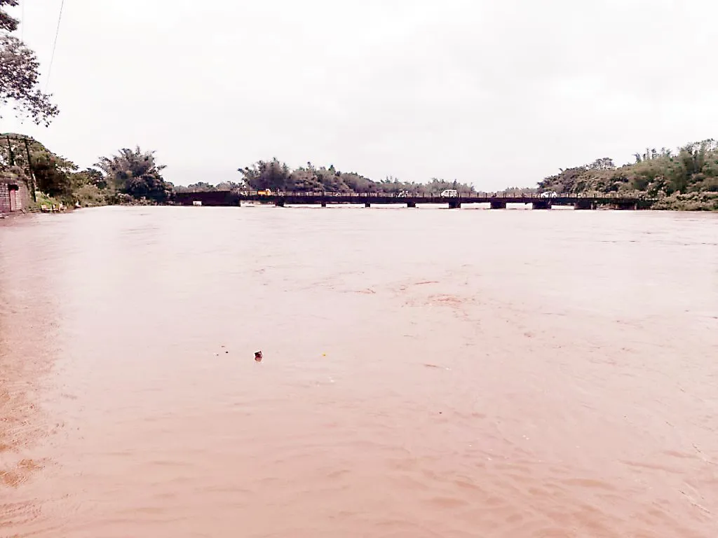 The rain subsided, but the water level remained stable