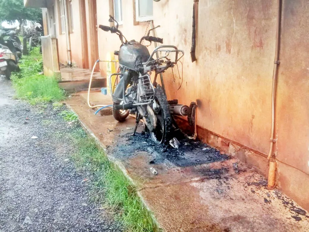 A bike was set on fire by an unknown person in Kadoli