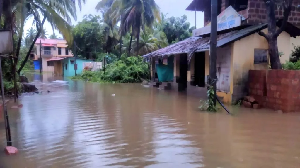 आचरा परिसरात सोमवारी रात्री ढगफुटीसदृश्य स्थिती