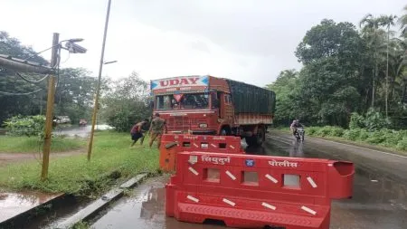 इन्सुलीत मालवाहू ट्रक दुभाजकावर आदळून अपघात