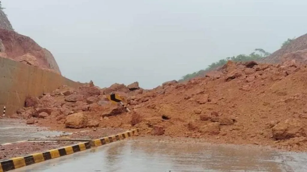 राष्ट्रीय महामार्गावर मालपे येथे कोसळली दरड