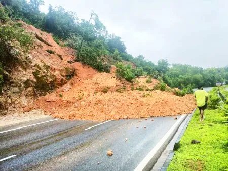 कुमठ्याजवळ पुन्हा दरड कोसळली Heavy rain in Karwar district