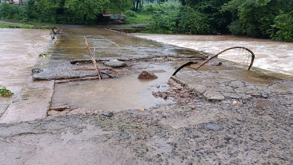 बावळाट- केसरी मुख्य मार्गावरील पुलाला पुरामुळे भगदाड