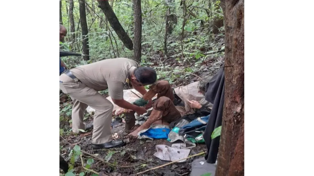 विदेशी महिलेला जंगलात चक्क साखळदंडाने बांधले