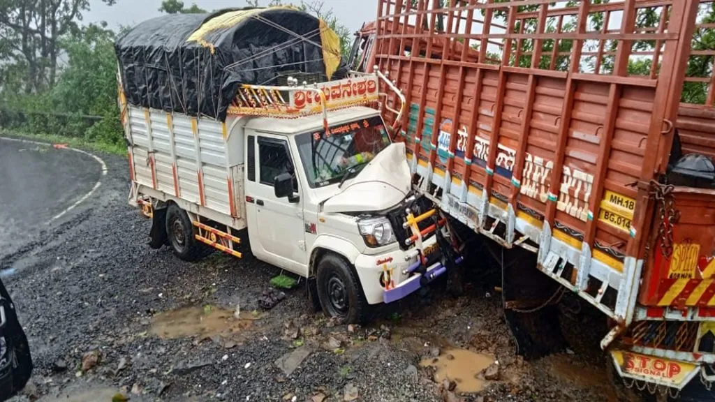 तिलारी घाटात अपघातग्रस्त गाडीला धडक बसून दुसरा अपघात