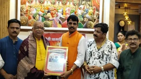 मुंबईस्थित प्रसिध्द बुवा प्रकाश चिले यांना जीवन गौरव पुरस्कार प्रदान