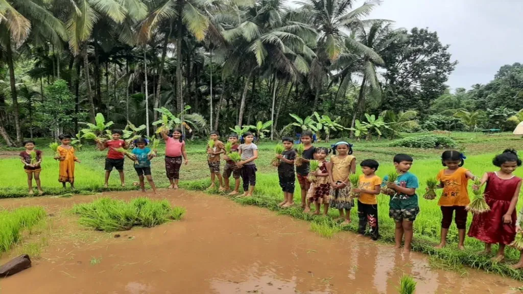 विद्यार्थी रमले शेतीच्या बांधावर !