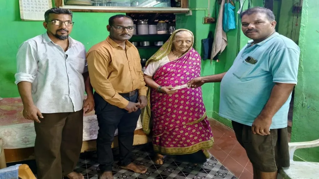 वडापाव विक्रेते मनवेल डिसोजांनी जपली सामाजिक बांधिलकी