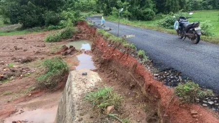 सोनुर्लीत रस्त्याची साईडपट्टी खचली