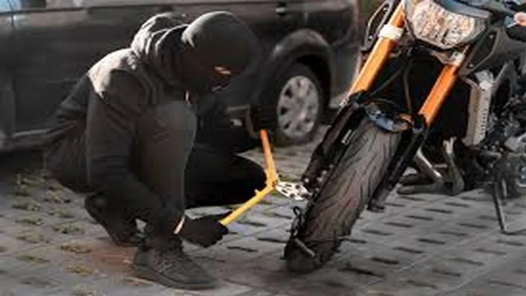 सावंतवाडीतून चोरीस गेलेली दुचाकी चोरासह ताब्यात